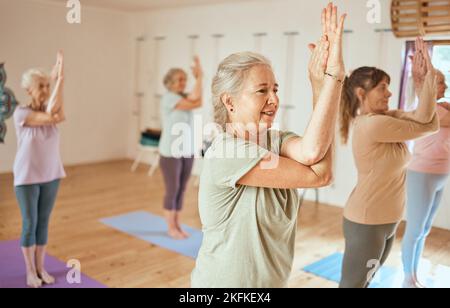Pilates, Wellness und eine Gruppe von älteren Frauen, die im Studio Geist, Körper und spirituelle Bewegung machen. Gesundheit, Ruhestand und ältere Freunde, die Yoga machen Stockfoto