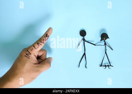 Schwiegereltern Problem, Konflikt und Intervention zu frisch verheirateten jungen Paar Konzept. Paar Stick Figur auf blauem Hintergrund. Stockfoto