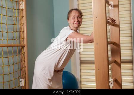 Schwangere Frau versucht zu atmen, um die Schmerzen ihrer Wehen zu lindern Stockfoto