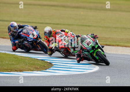 Samstag, 19. November 2022. FIM Superbike World Championship. Phillip Island, Australien. Rennen 1. Jonathan Rea (Kawasaki Racing Team World SBK) führt das Feld beim ersten Superbike-Rennen des Phillip Island-Wochenendes an. REA gewann das Rennen vor Toprak Razgatlioglu (2.) und Alex Lowes (3.). Stockfoto