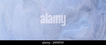Abstrakte flüssige Kunst Hintergrund hellblaue Farben. Flüssiger Marmor. Acrylmalerei auf Leinwand mit Denim-Glanzgradient. Alkohol Tinte Hintergrund mit Perle Stockfoto
