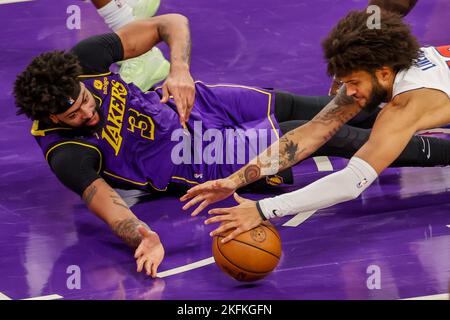 18. November 2022, Los Angeles, Kalifornien, USA: Los Angeles Lakers Forward Anthony Davis (3) und Detroit setzen sich gegen Isaiah Livers (12) ein, der während eines NBA-Basketballspiels am Freitag, den 18. November 2022 in Los Angeles um einen Ball kämpft. (Bild: © Ringo Chiu/ZUMA Press Wire) Stockfoto
