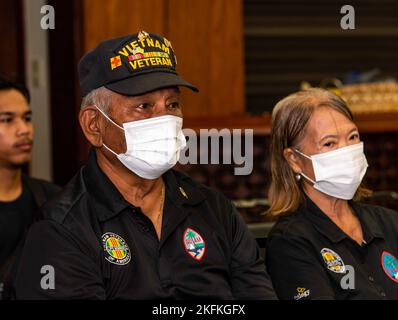 Hagåtña, Guam (Sept 23, 2022) – Guams Gouverneur Lourdes „Lou“ Leon Guerror und LT. Gouverneur Joshua Tenorio veranstalteten im Gouverneurskomplex von Ricardo J. Bordallo eine Proklamationsunterzeichnung mit Gästen des Kommandanten der gemeinsamen Region Marianas, Rear ADM. Benjamin Nicholson, Dr. Marcia L. Gladney und die Teilnahme an Gold Star Families erklären den 22. September zum Gold Star Family Day und den 25. September zum Gold Star Mother’s Day. (USA Navy Fotos von Randall W. Ramaswamy) Stockfoto