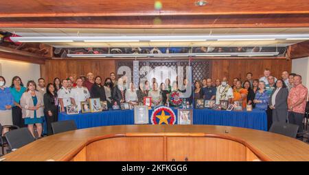 Hagåtña, Guam (Sept 23, 2022) – Guams Gouverneur Lourdes „Lou“ Leon Guerror und LT. Gouverneur Joshua Tenorio veranstalteten im Gouverneurskomplex von Ricardo J. Bordallo eine Proklamationsunterzeichnung mit Gästen des Kommandanten der gemeinsamen Region Marianas, Rear ADM. Benjamin Nicholson, Dr. Marcia L. Gladney und die Teilnahme an Gold Star Families erklären den 22. September zum Gold Star Family Day und den 25. September zum Gold Star Mother’s Day. (USA Navy Fotos von Randall W. Ramaswamy) Stockfoto