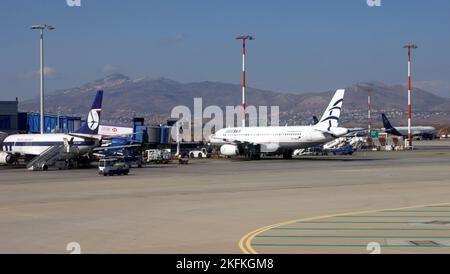 LOS Boeing 737 und Aegean Airlines Airbus A320-232 im Terminal des Internationalen Flughafens Athen, Athen, Griechenland Stockfoto