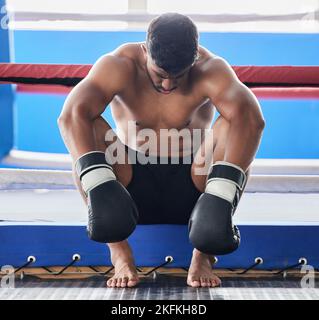 Boxer, Kampfkunst und Mann müde und traurig nach Boxen oder Sport Wettbewerb Fehler, Versagen oder Stress, Angst und Depression vor dem Training. Sportler Stockfoto