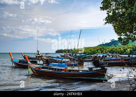 Blick auf den Strand mit langen Booten auf koh Mook oder koh Muk, in Trang, Thailand Stockfoto