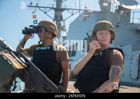 230922-N-ZQ263-1113 SAN DIEGO (23. September 2022) U.S. Navy Gunner’s Mate 3. Klasse Mateo Sanchez, Left, und Fire Controlman 3. Klasse Katlyn Mercier man das kleine Handwerks-Action-Team (SCAT) während der See und vor Anker an Bord des Arleigh Burke-Klasse Lenkflugkörper-Zerstörers USS Chung-Hoon (DDG 93). Chung-Hoon arbeitet derzeit mit der Nimitz Carrier Strike Group zusammen, um einen bevorstehenden Einsatz vorzubereiten. Stockfoto