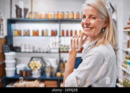 Kleinunternehmen, ältere Frau und Porträt des Honigladens Besitzer stolz auf Bio-Produkt-Startup, Vision und Ziel. Erfolg, ältere Dame und nachhaltig Stockfoto