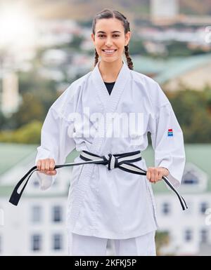 Karate, bereit und Porträt einer Frau Ausbildung auf einem Dach für professionelle Veranstaltung, Wettbewerb und Kampf. Schwarzer Gürtel, Fitness und Taekwondo Mädchen mit Stockfoto