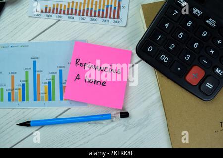 Konzept der Refinanzierung Eines Hauses Schreiben Sie auf Haftnotizen isoliert auf Holztisch. Stockfoto