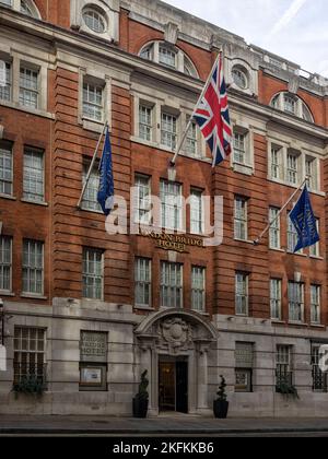 LONDON, Großbritannien - 29. OKTOBER 2022: Außenansicht des Hilton London Bridge Hotels Stockfoto