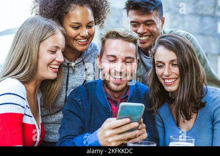Gruppe von multirassischen Freunden, die Spaß mit sozialen Netzwerken haben, Tech-Leute und junge Influencer, die digitale Inhalte mit Smartphone und Handy AP erstellen Stockfoto