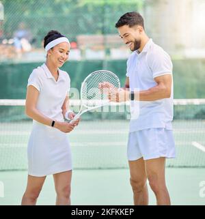 Tennis, starten und Paar mit einem Schläger auf dem Platz für Training, Spiel und Sport Datum. Fitness, glücklich und Mann und Frau mit einem Lächeln für Sport, Bewegung Stockfoto