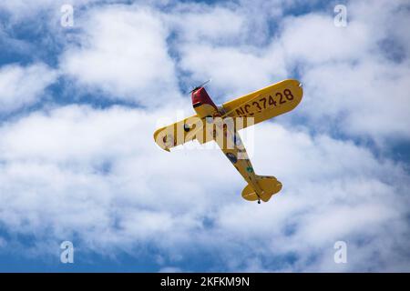 Kent Pietsch, der seinen Interstate Cadet pilotiert, führt Kunstflug während der 2022 Marine Corps Air Station Miramar Air Show im MCAS Miramar, San Diego, Kalifornien, am 24. September 2022 durch. Seit 1973 tritt Pietsch für Millionen von Menschen auf mehr als 400 Shows auf, die ihn zu hochwertigen Veranstaltungsorten in den Vereinigten Staaten geführt haben. Das Thema der MCAS Miramar Air Show 2022 „Marines Fight, Evolve and Win“ spiegelt die fortlaufenden Modernisierungsbemühungen des Marine Corps wider, um sich auf zukünftige Konflikte vorzubereiten. Stockfoto