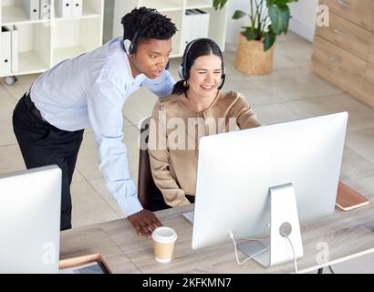 Schwarzer Mann, Frau oder Computer Call Center Ausbildung in crm-Beratung, B2B Vertrieb Telemarketing oder Customer Support Office. Lächeln, glücklich oder reden Stockfoto