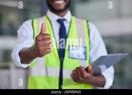 Logistik, Daumen hoch und Zwischenablage für Engineering, Konstruktion oder Architektur mit schwarzen Mann, die Inspektion und Qualitätskontrolle. Hand des Ingenieurs Stockfoto