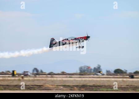 Rob Holland, der seine MXS-RH pilotiert, führt Kunstflug während der 2022 Marine Corps Air Station Miramar Air Show im MCAS Miramar, San Diego, Kalifornien, am 24. September 2022 durch. Holland tritt seit über 18 Jahren auf Flugshows auf. Das Thema der MCAS Miramar Air Show 2022 „Marines Fight, Evolve and Win“ spiegelt die fortlaufenden Modernisierungsbemühungen des Marine Corps wider, um sich auf zukünftige Konflikte vorzubereiten. Stockfoto