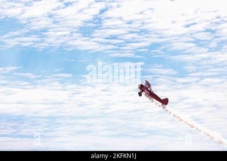 Vicky Benzing, die ihre Boeing-Stearman Model 75 1940 pilotiert, führt Kunstflug während der Miramar Air Show 2022 der Marine Corps Air Station im MCAS Miramar, San Diego, Kalifornien, am 24. September 2022 durch. Benzing tritt seit 2005 bei Kunstflug-Wettbewerben an und fliegt auf Flugshows. Das Thema der MCAS Miramar Air Show 2022 „Marines Fight, Evolve and Win“ spiegelt die fortlaufenden Modernisierungsbemühungen des Marine Corps wider, um sich auf zukünftige Konflikte vorzubereiten. Stockfoto