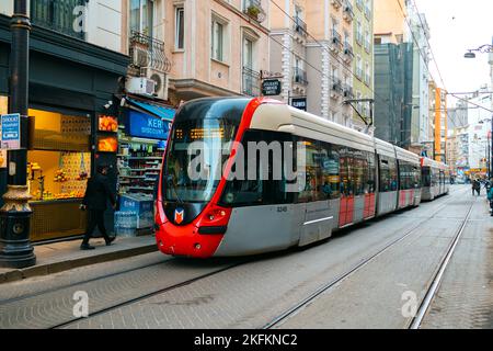 ISTANBUL, TÜRKEI - 1. APRIL 2022 : Moderne Straßenbahn, die durch die Straßen Istanbuls fährt Stockfoto