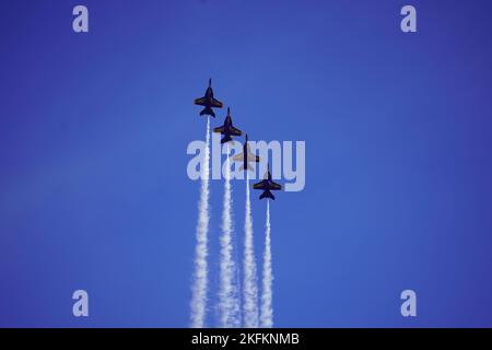 Die U.S. Navy Blue Angels führen Flugmanöver während der Miramar Air Show 2022 der Marine Corps Air Station im MCAS Miramar, San Diego, Kalifornien, am 24. September 2022 durch. Die Blue Angels, gegründet 1946, führen jedes Jahr an 34 Standorten in den Vereinigten Staaten Präzisionsflugvorführungen in mehr als 70 Shows durch. Das Thema der MCAS Miramar Air Show 2022 „Marines Fight, Evolve and Win“ spiegelt die fortlaufenden Modernisierungsbemühungen des Marine Corps wider, um sich auf zukünftige Konflikte vorzubereiten. Stockfoto