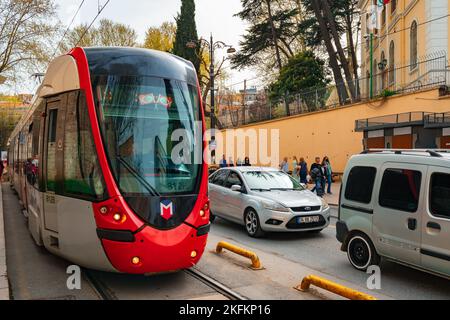 ISTANBUL, TÜRKEI - 22. APRIL 2022 : Moderne Straßenbahn, die durch die Straßen Istanbuls fährt Stockfoto