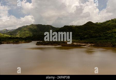 Ein Blick auf den Lago Portugues vom Portugues Dam in Puerto Rico; laut dem National-Zentrum für den Unwetter war die Insel von großen Niederschlägen überschwemmt, von 12 bis 30 Zoll Regen. United States Army Corps of Engineers entwarf und baute die portugiesischen und Cerrillos Staudämme. Sie sind für die Eindämmung von Überschwemmungen in der Region von entscheidender Bedeutung. Die beiden Staudämme konnten während des Orkikans Fiona etwa 16.000 Hektar Wasser zusammenhalten, was der fast 16-fachen Befüllung der Plaza Del Caribe Mall entspricht. Dieses Wasservolumen hätte fast das gesamte U überflutet Stockfoto