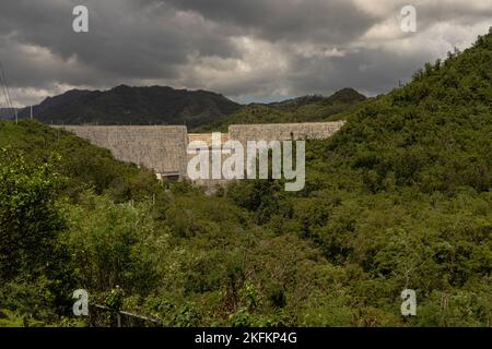 Ein Blick auf den Portugues Dam, Puerto Rico; nach Angaben des National-Zentrums für den Unwetter war die Insel von großen Regenmengen überschwemmt, von 12 bis 30 Zoll Regen. United States Army Corps of Engineers entwarf und baute die portugiesischen und Cerrillos Staudämme. Sie sind für die Eindämmung von Überschwemmungen in der Region von entscheidender Bedeutung. Die beiden Staudämme konnten während des Orkikans Fiona etwa 16.000 Hektar Wasser zusammenhalten, was der fast 16-fachen Befüllung der Plaza Del Caribe Mall entspricht. Dieses Wasservolumen hätte fast das gesamte Stadtgebiet flussabwärts überflutet Stockfoto