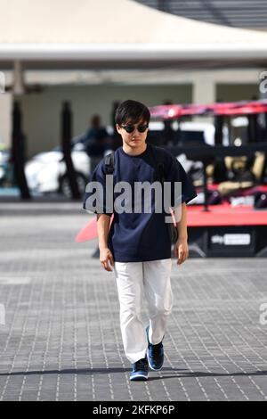 18. November 2022, Abu Dhabi, Mezzolombardo, Vereinigte Arabische Emirate: Der Japaner Yuki Tsunoda ( Scuderia Alpha Tauri) kommt am freitag im Fahrerlager auf dem Yas Marina Circuit in Yas Island, Abu Dhabi an (Foto: © Daisy Facinelli/ZUMA Press Wire) Stockfoto