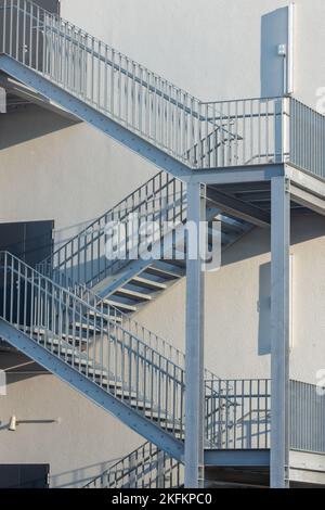 Eine vertikale Aufnahme von Metalltreppen eines Wohnblocks bei Tageslicht Stockfoto