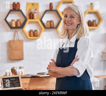 Einzelhandel, Manager und Honig mit Frau im Laden für Lebensmittel, Lebensmittel und Naturprodukte. Supermarkt, Bio-und Handel mit Porträt von kleinen Unternehmen Stockfoto