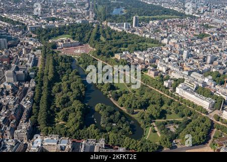 Blick über den St James' Park in Richtung Buckingham Palace und Green Park, Westminster, Greater London Authority, 2021 . Stockfoto