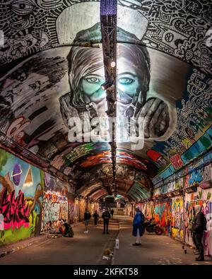 Eine vertikale Aufnahme des Graffiti-Tunnels der Waterloo Station, Leake Street Arches, London, Großbritannien Stockfoto