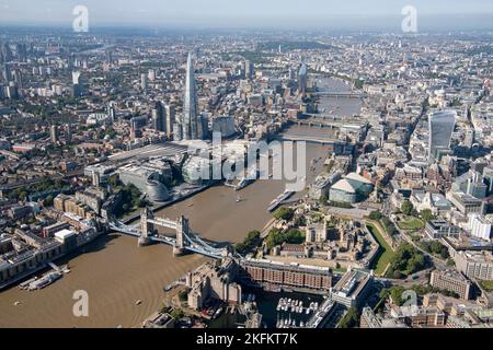 Mit Blick nach Westen entlang der Themse von der Tower Bridge bis zum Shard und darüber hinaus, Southwark, Greater London Authority, 2021. Stockfoto