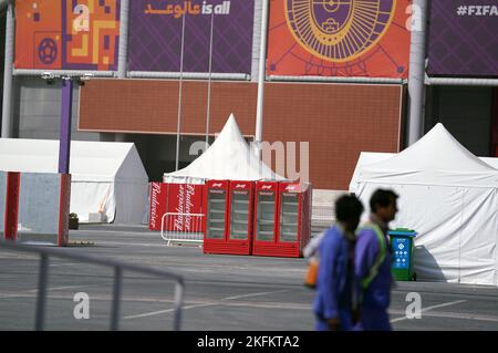 Budweiser Kühlschränke vor dem Khalifa International Stadium vor der FIFA Fußball-Weltmeisterschaft 2022 in Katar. Der Verkauf von Alkohol an Fans in den WM-Stadien in Katar wurde nur zwei Tage vor dem Beginn des Turniers verboten. Fans werden nicht mehr in der Lage sein, Budweiser zu kaufen, das aufgrund des Sponsoring der FIFA das einzige alkoholische Getränk gewesen wäre, das den Fans zur Verfügung gestellt wurde. Bilddatum: Samstag, 19. November 2022. Stockfoto