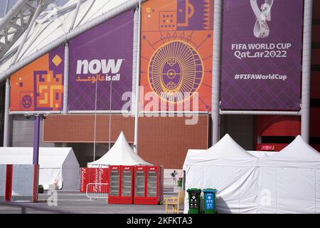 Budweiser Kühlschränke vor dem Khalifa International Stadium vor der FIFA Fußball-Weltmeisterschaft 2022 in Katar. Der Verkauf von Alkohol an Fans in den WM-Stadien in Katar wurde nur zwei Tage vor dem Beginn des Turniers verboten. Fans werden nicht mehr in der Lage sein, Budweiser zu kaufen, das aufgrund des Sponsoring der FIFA das einzige alkoholische Getränk gewesen wäre, das den Fans zur Verfügung gestellt wurde. Bilddatum: Samstag, 19. November 2022. Stockfoto