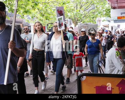 Rund 200 Mitglieder der iranischen Gemeinschaft und Unterstützer versammelten sich in Canberra, um ihre Solidarität mit der anhaltenden iranischen Revolution auf Australien, Canberra, am 18. November 2023 zu zeigen. Jahrestag des "stillen Massakers" im November 2019. Wir wissen jetzt, dass das Regime bei diesem Massaker rund 1500 Demonstranten ermordet hat, und die Zahl der Todesopfer im aktuellen Aufstand beträgt bisher 402, darunter 58 Kinder. Stockfoto