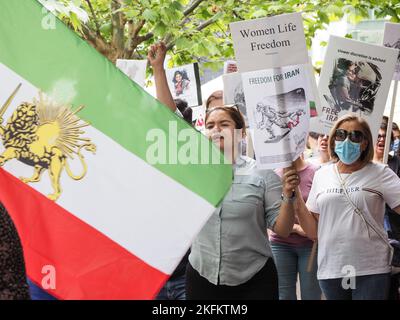 Rund 200 Mitglieder der iranischen Gemeinschaft und Unterstützer versammelten sich in Canberra, um ihre Solidarität mit der anhaltenden iranischen Revolution auf Australien, Canberra, am 18. November 2023 zu zeigen. Jahrestag des "stillen Massakers" im November 2019. Wir wissen jetzt, dass das Regime bei diesem Massaker rund 1500 Demonstranten ermordet hat, und die Zahl der Todesopfer im aktuellen Aufstand beträgt bisher 402, darunter 58 Kinder. Stockfoto