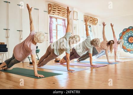 Yoga, Unterricht und Gruppe für ältere Frauen in Gesundheit, Fitness oder Zen-Meditation auf dem Fitnessboden. Workout, Frauen und Stretching für Wellness, Ruhe oder Entspannung Stockfoto