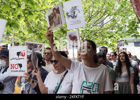 Rund 200 Mitglieder der iranischen Gemeinschaft und Unterstützer versammelten sich in Canberra, um ihre Solidarität mit der anhaltenden iranischen Revolution auf Australien, Canberra, am 18. November 2023 zu zeigen. Jahrestag des "stillen Massakers" im November 2019. Wir wissen jetzt, dass das Regime bei diesem Massaker rund 1500 Demonstranten ermordet hat, und die Zahl der Todesopfer im aktuellen Aufstand beträgt bisher 402, darunter 58 Kinder. Stockfoto