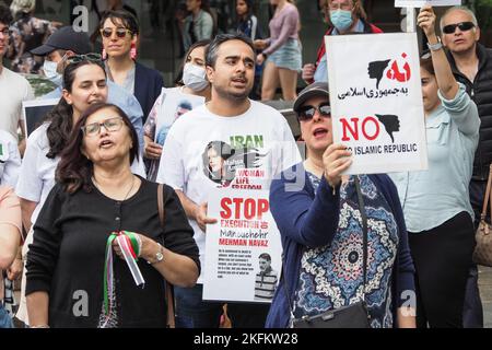 Rund 200 Mitglieder der iranischen Gemeinschaft und Unterstützer versammelten sich in Canberra, um ihre Solidarität mit der anhaltenden iranischen Revolution auf Australien, Canberra, am 18. November 2023 zu zeigen. Jahrestag des "stillen Massakers" im November 2019. Wir wissen jetzt, dass das Regime bei diesem Massaker rund 1500 Demonstranten ermordet hat, und die Zahl der Todesopfer im aktuellen Aufstand beträgt bisher 402, darunter 58 Kinder. Stockfoto