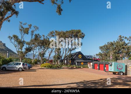 Gordons Bay, Südafrika - 20. Sep 2022: Die Grille Shack am Clarence Drive in der Nähe von Gordons Bay in der Western Cape Province. Fahrzeuge sind sichtbar Stockfoto