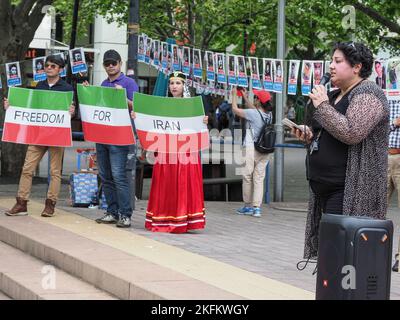 Rund 200 Mitglieder der iranischen Gemeinschaft und Unterstützer versammelten sich in Canberra, um ihre Solidarität mit der anhaltenden iranischen Revolution auf Australien, Canberra, am 18. November 2023 zu zeigen. Jahrestag des "stillen Massakers" im November 2019. Wir wissen jetzt, dass das Regime bei diesem Massaker rund 1500 Demonstranten ermordet hat, und die Zahl der Todesopfer im aktuellen Aufstand beträgt bisher 402, darunter 58 Kinder. Stockfoto