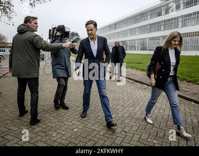 ROTTERDAM - Mark Rutte (VVD) kommt vor dem Herbstkongress der VVD in der Van-Nelle-Fabrik an. ANP REMKO DE WAAL niederlande Out - belgien Out Stockfoto