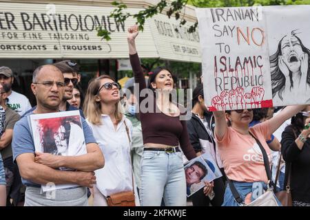 Rund 200 Mitglieder der iranischen Gemeinschaft und Unterstützer versammelten sich in Canberra, um ihre Solidarität mit der anhaltenden iranischen Revolution auf Australien, Canberra, am 18. November 2023 zu zeigen. Jahrestag des "stillen Massakers" im November 2019. Wir wissen jetzt, dass das Regime bei diesem Massaker rund 1500 Demonstranten ermordet hat, und die Zahl der Todesopfer im aktuellen Aufstand beträgt bisher 402, darunter 58 Kinder. Stockfoto