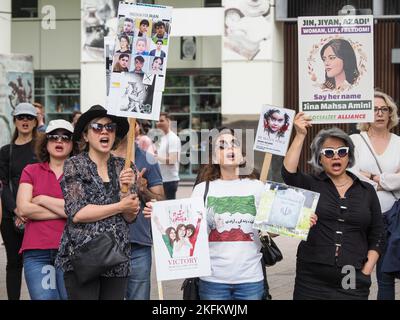 Rund 200 Mitglieder der iranischen Gemeinschaft und Unterstützer versammelten sich in Canberra, um ihre Solidarität mit der anhaltenden iranischen Revolution auf Australien, Canberra, am 18. November 2023 zu zeigen. Jahrestag des "stillen Massakers" im November 2019. Wir wissen jetzt, dass das Regime bei diesem Massaker rund 1500 Demonstranten ermordet hat, und die Zahl der Todesopfer im aktuellen Aufstand beträgt bisher 402, darunter 58 Kinder. Stockfoto