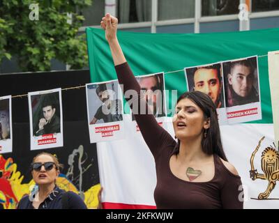 Rund 200 Mitglieder der iranischen Gemeinschaft und Unterstützer versammelten sich in Canberra, um ihre Solidarität mit der anhaltenden iranischen Revolution auf Australien, Canberra, am 18. November 2023 zu zeigen. Jahrestag des "stillen Massakers" im November 2019. Wir wissen jetzt, dass das Regime bei diesem Massaker rund 1500 Demonstranten ermordet hat, und die Zahl der Todesopfer im aktuellen Aufstand beträgt bisher 402, darunter 58 Kinder. Stockfoto