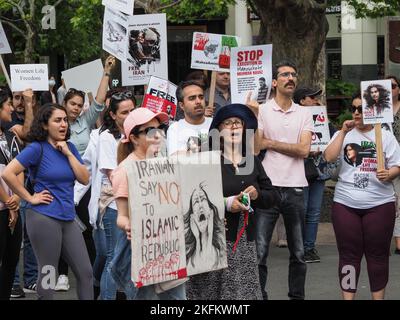 Rund 200 Mitglieder der iranischen Gemeinschaft und Unterstützer versammelten sich in Canberra, um ihre Solidarität mit der anhaltenden iranischen Revolution auf Australien, Canberra, am 18. November 2023 zu zeigen. Jahrestag des "stillen Massakers" im November 2019. Wir wissen jetzt, dass das Regime bei diesem Massaker rund 1500 Demonstranten ermordet hat, und die Zahl der Todesopfer im aktuellen Aufstand beträgt bisher 402, darunter 58 Kinder. Stockfoto