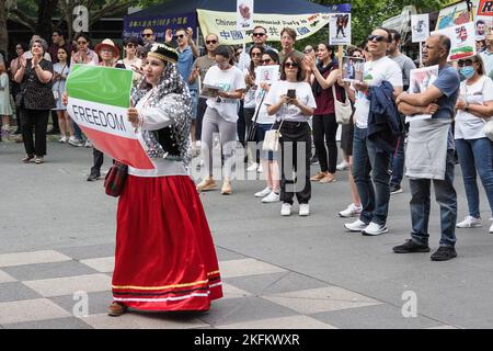 Rund 200 Mitglieder der iranischen Gemeinschaft und Unterstützer versammelten sich in Canberra, um ihre Solidarität mit der anhaltenden iranischen Revolution auf Australien, Canberra, am 18. November 2023 zu zeigen. Jahrestag des "stillen Massakers" im November 2019. Wir wissen jetzt, dass das Regime bei diesem Massaker rund 1500 Demonstranten ermordet hat, und die Zahl der Todesopfer im aktuellen Aufstand beträgt bisher 402, darunter 58 Kinder. Stockfoto