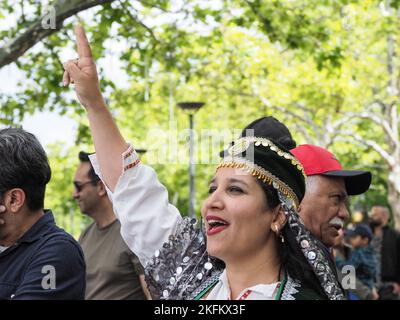 Rund 200 Mitglieder der iranischen Gemeinschaft und Unterstützer versammelten sich in Canberra, um ihre Solidarität mit der anhaltenden iranischen Revolution auf Australien, Canberra, am 18. November 2023 zu zeigen. Jahrestag des "stillen Massakers" im November 2019. Wir wissen jetzt, dass das Regime bei diesem Massaker rund 1500 Demonstranten ermordet hat, und die Zahl der Todesopfer im aktuellen Aufstand beträgt bisher 402, darunter 58 Kinder. Stockfoto